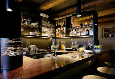 Die Bar mit Flaschenregal und Gläsern