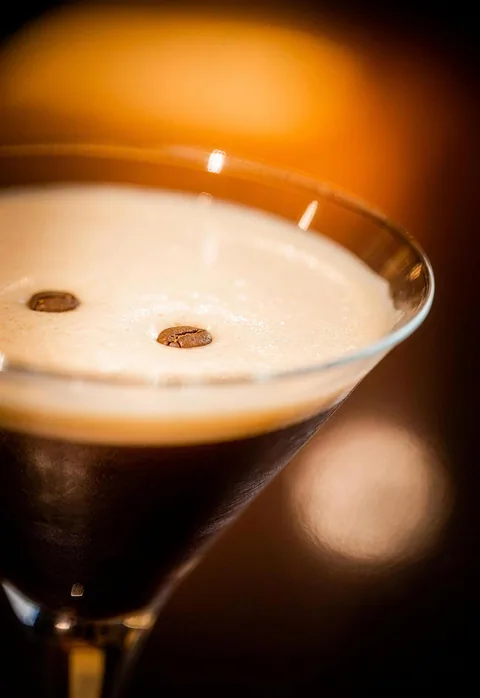 Ein Espresso Martini im warmen Licht der Bar