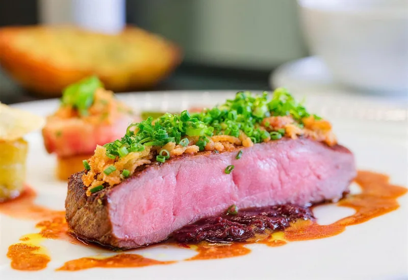 Rosa gebratenes Fleisch mit Kräutern und Sauce