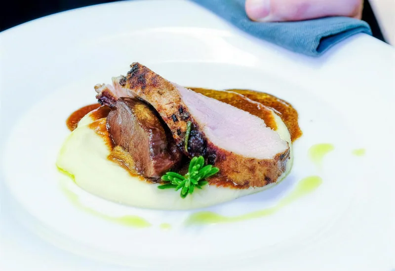 Rosa gebratenes Fleisch auf Püree mit Sauce