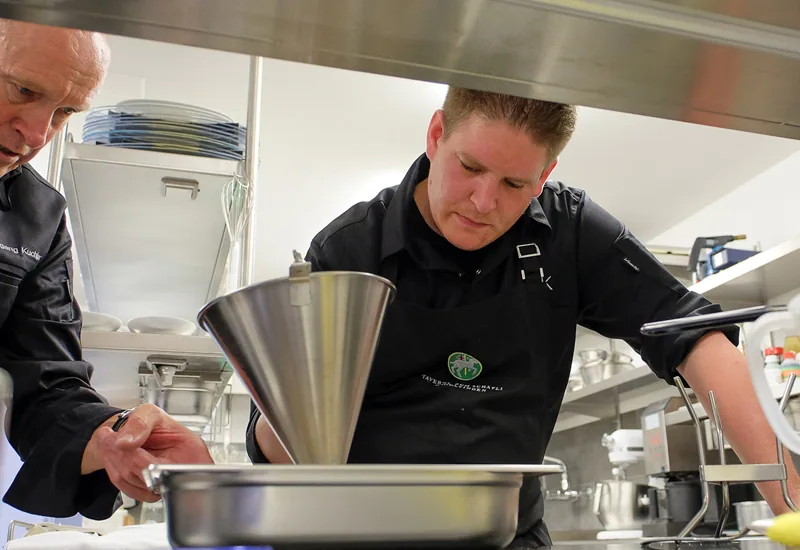 Köche bei der Arbeit in der Küche