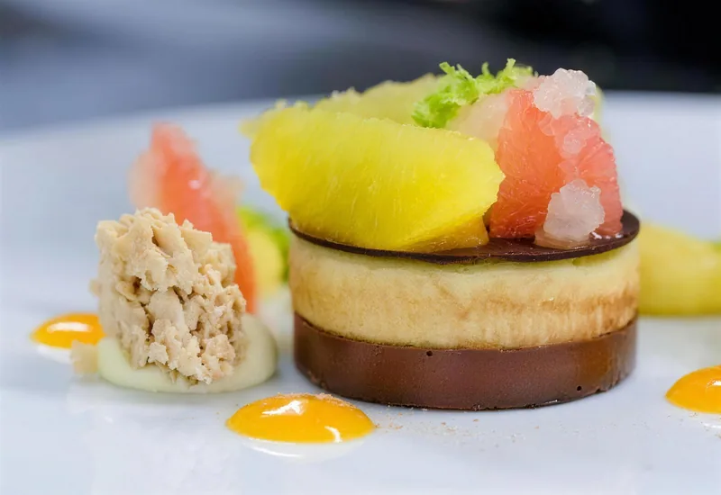 Ein Dessert mit Mango und Schokolade