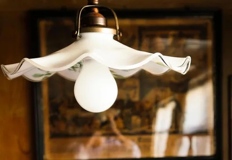 Eine Lampe mit gewelltem Glasschirm im Biedermeierstübli