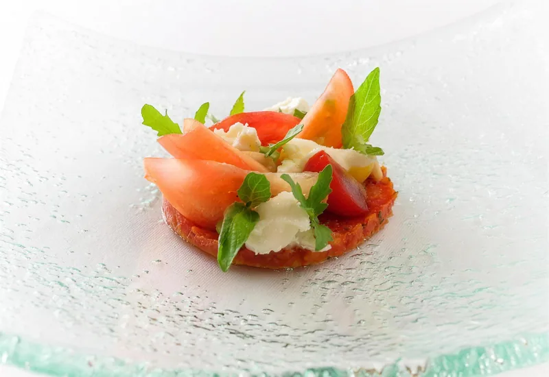 Ein Fisch auf grüner Sauce von oben