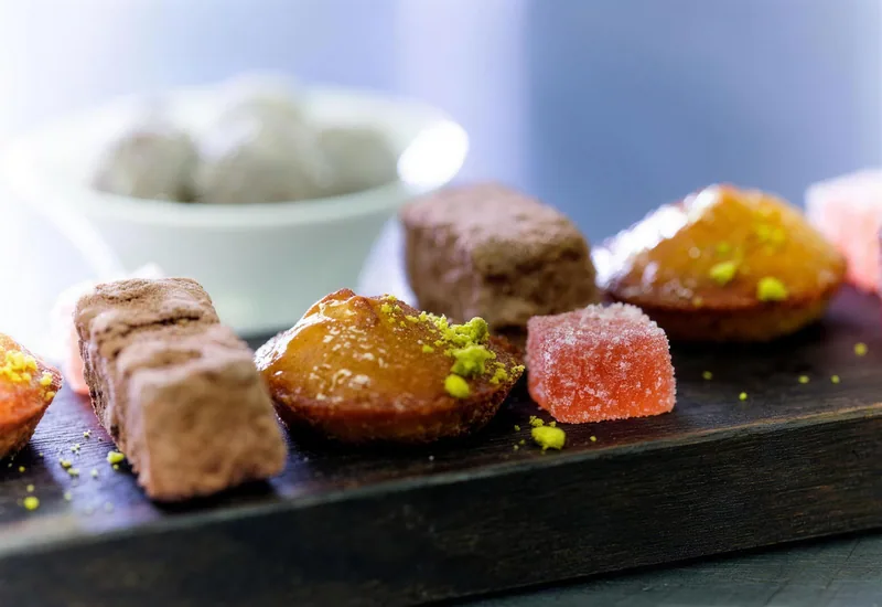 Pralinen und Gebäck auf einer Schieferplatte