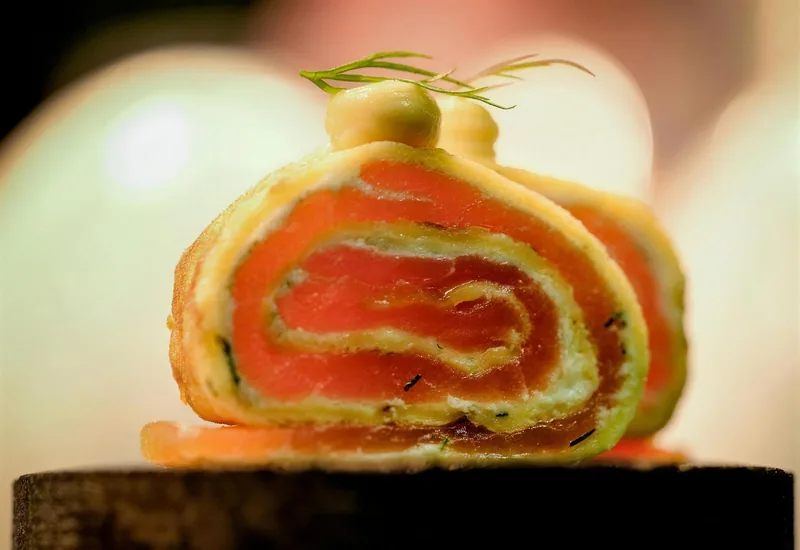 Eine Lachsroulade mit Kräutern