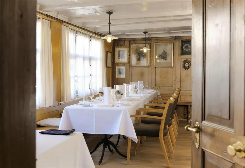 Eine lange, festlich gedeckte Tafel in der Stube