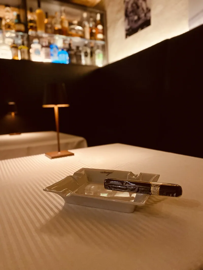 Eine Zigarre im Aschenbecher auf dem Tisch der Smokers Lounge