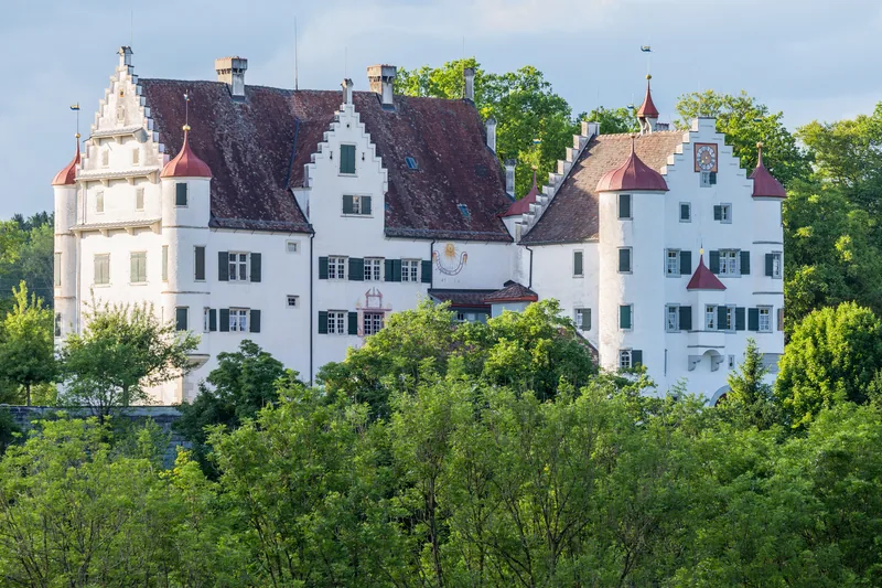Schloss Altenklingen mit seinen Treppengiebeln über den Bäumen