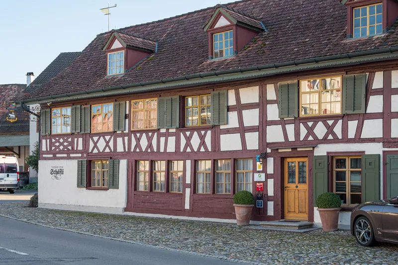 Das Riegelhaus der Taverne zum Schäfli an der Oberdorfstrasse in Wigoltingen, links an der Wand der gemalte Name