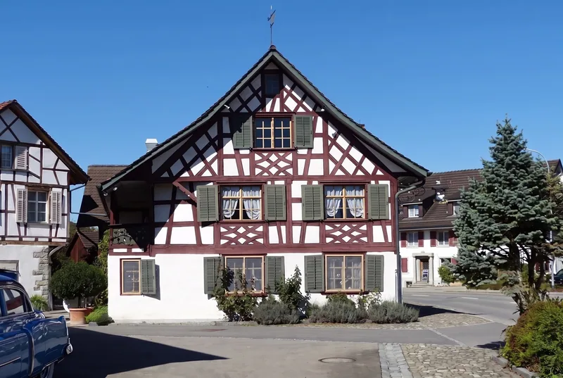 Die Taverne zum Schäfli von vorn mit dem Giebel im Sommer