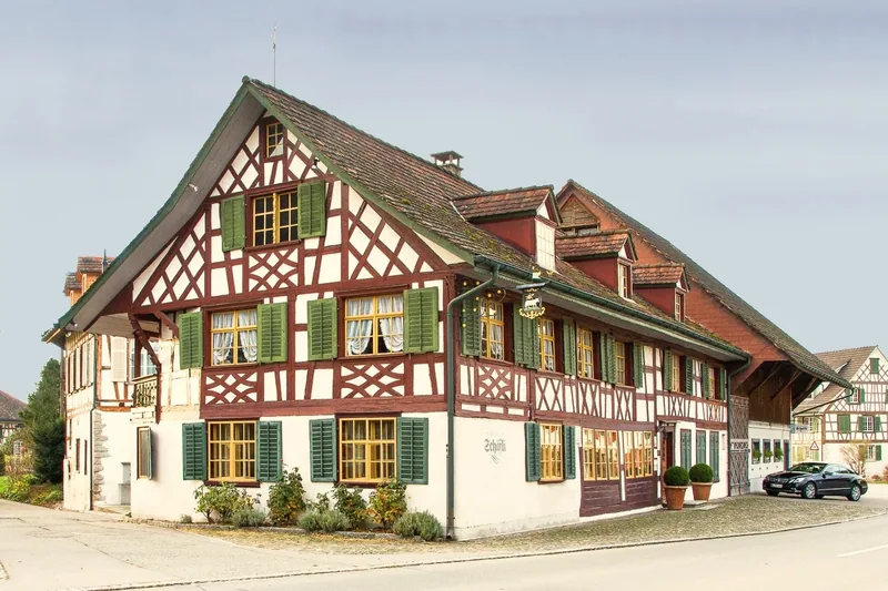 Das Riegelhaus am Tag mit grünen Läden