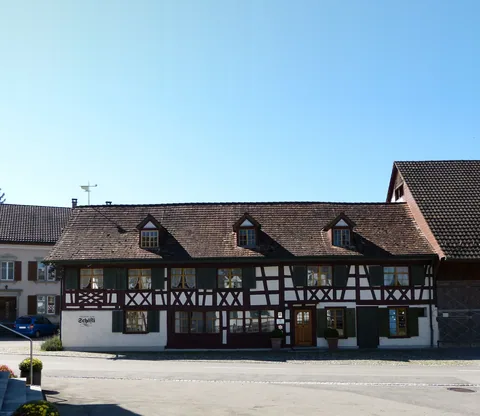 Die Taverne zum Schäfli von vorn unter blauem Himmel
