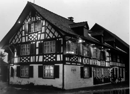 Das Riegelhaus am Abend in Schwarzweiss, frühere Website des Hauses