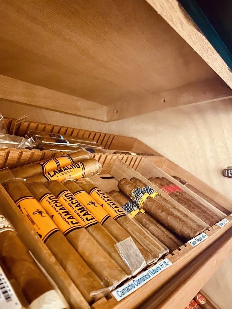 Camacho-Zigarren im offenen Humidor der Smokers Lounge