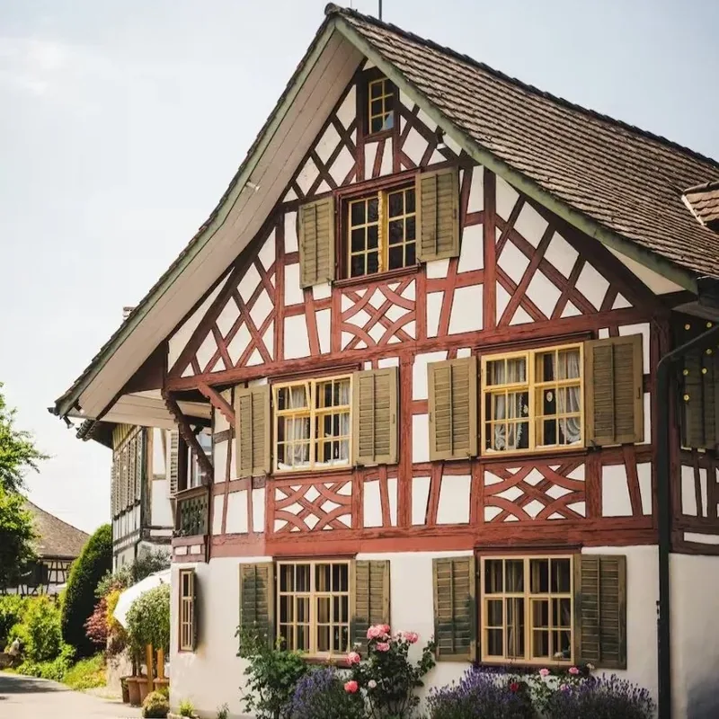 Der Giebel der Taverne zum Schäfli mit Fensterläden und Blumen