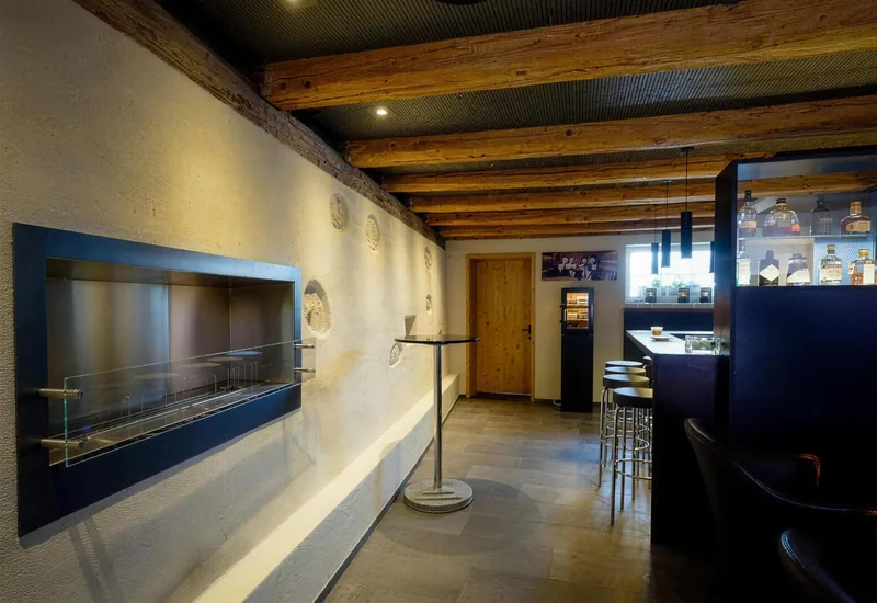 Die Lounge mit dem Cheminée im Abendlicht
