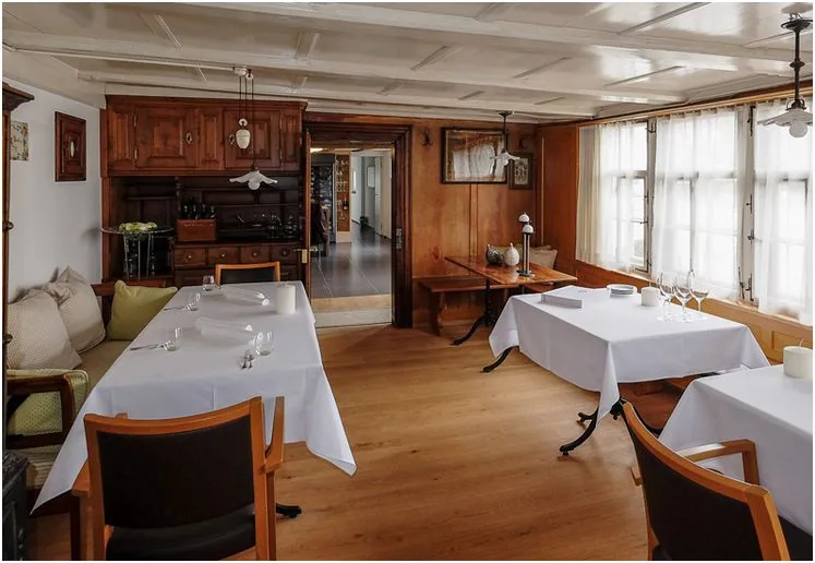 Die Stube mit weiss gedeckten Tischen, Täfer und Buffet