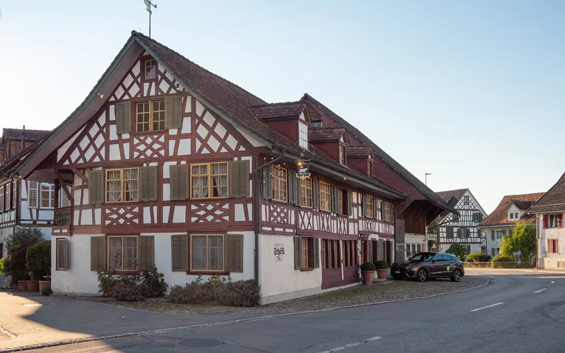 Das Riegelhaus der Taverne zum Schäfli mit dem Giebel zur Strasse