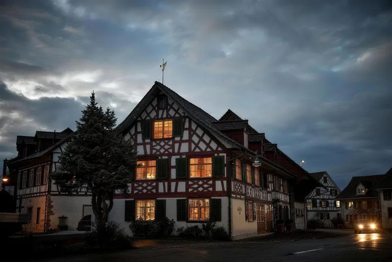 Das Riegelhaus am Abend mit Licht in den Fenstern
