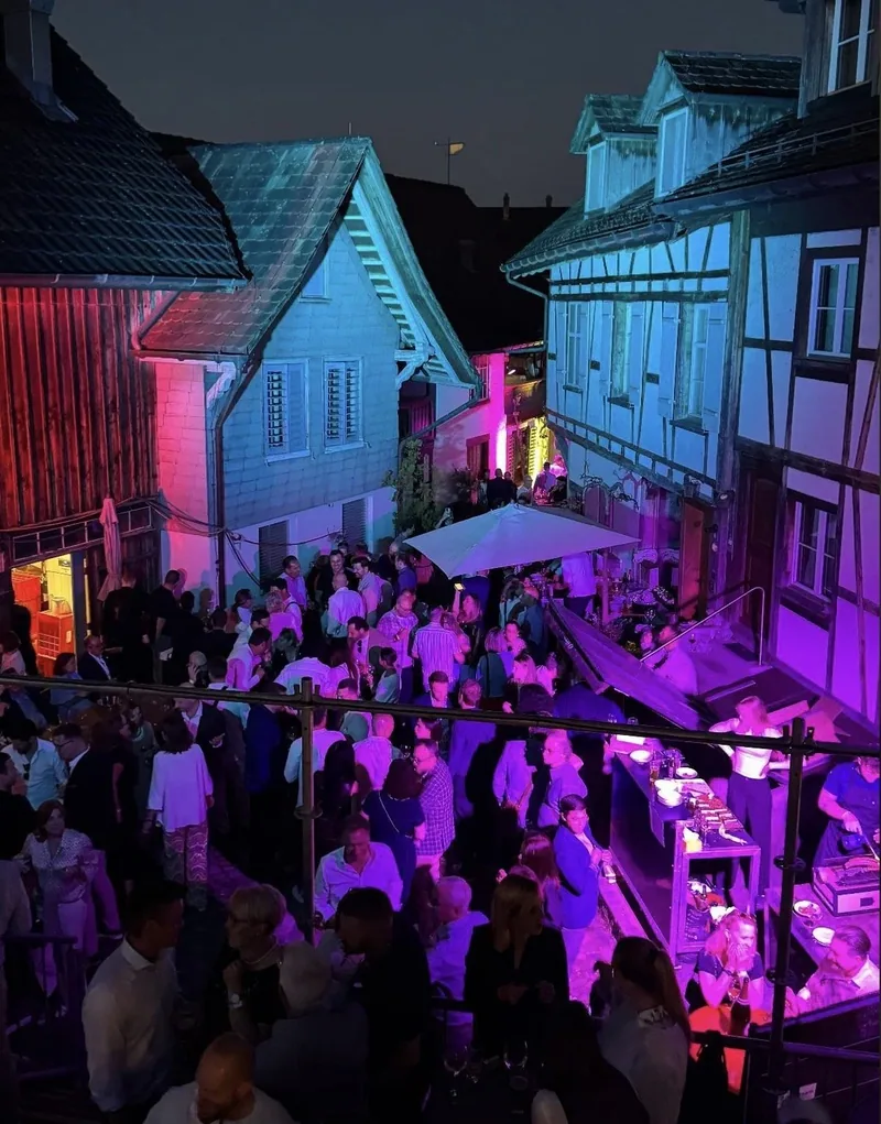 Die Kitchen Party am Abend vor dem Haus, Gäste im farbigen Licht