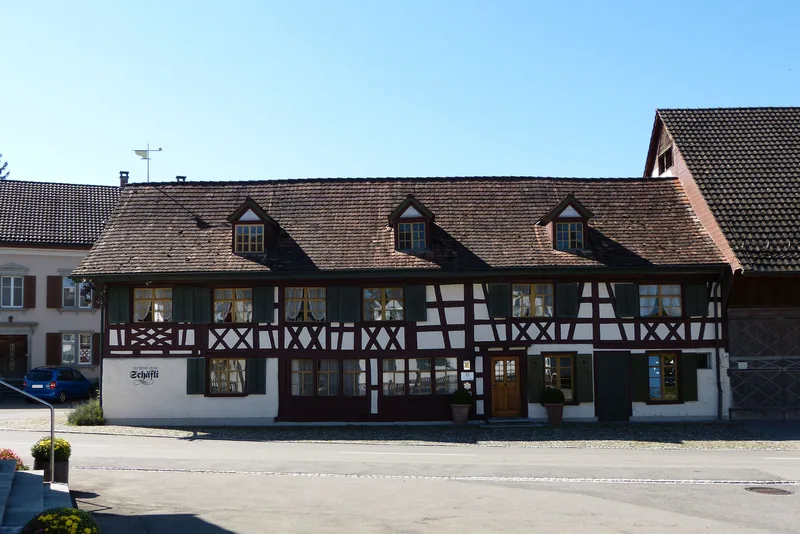 Die Taverne zum Schäfli von der Oberdorfstrasse aus, davor die Parkplätze