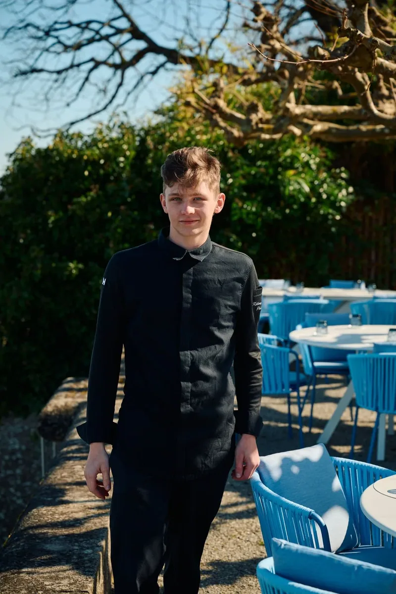 Ein Mitarbeiter in Schwarz auf der Terrasse