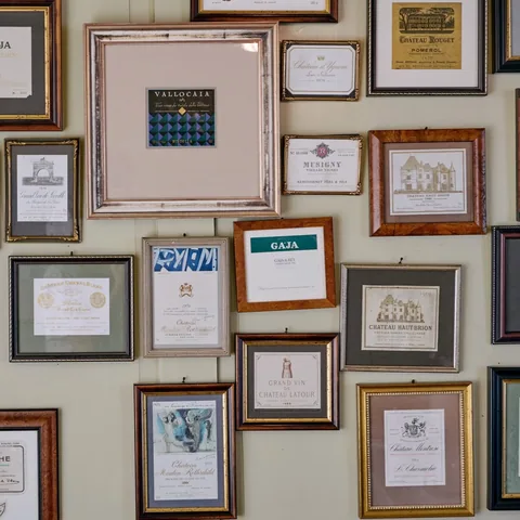Die Wand mit den gerahmten Urkunden im Haus
