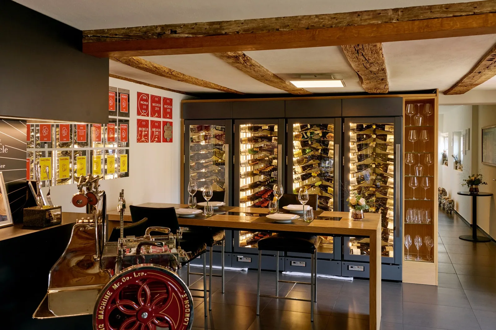 Die Weinschränke der Taverne zum Schäfli
